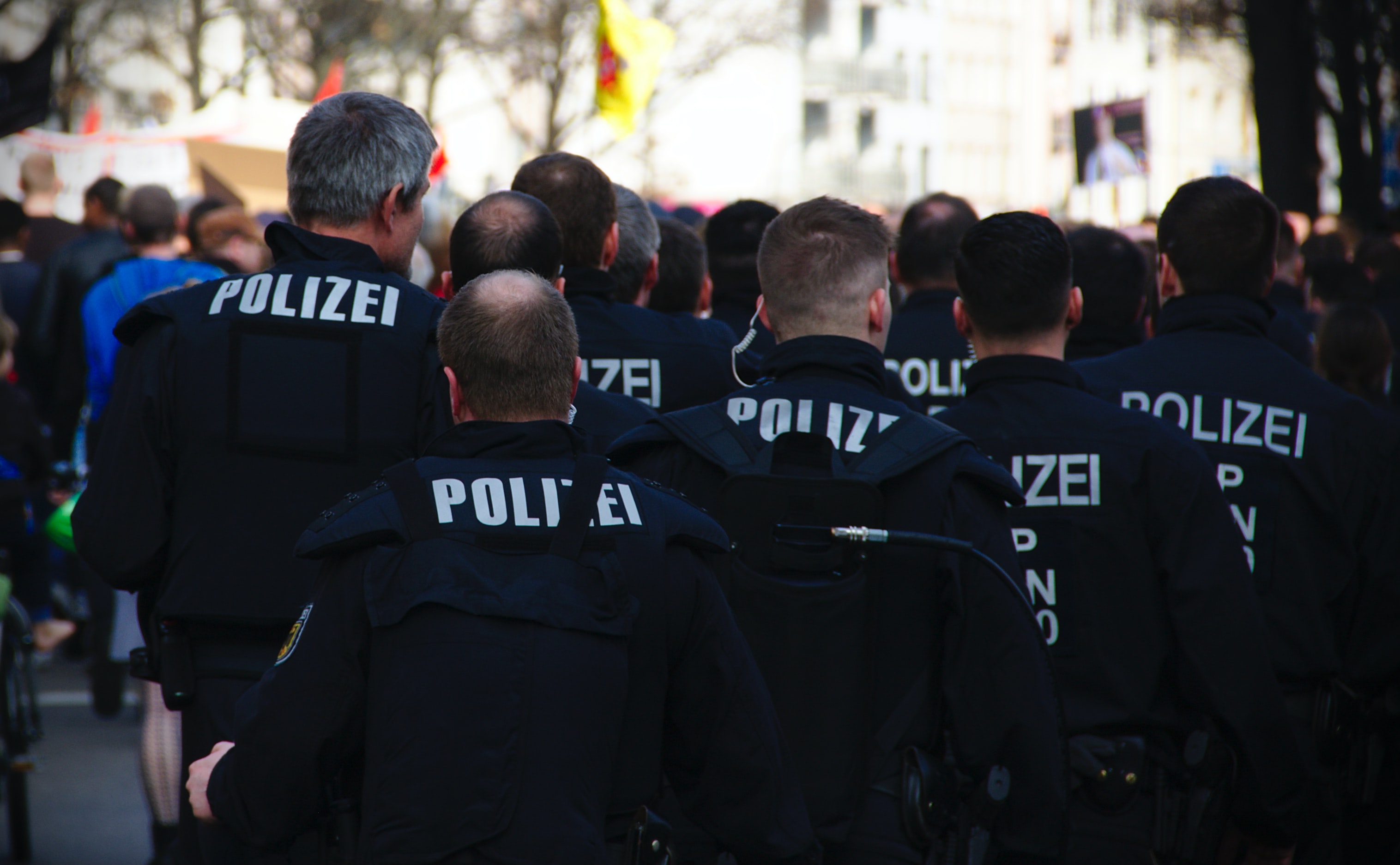 LG Köln zu rechtswidrigen Polizeimaßnahmen: Keine Entschädigung für Gegendemonstranten