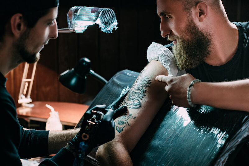 Schadensersatz oder Schmerzensgeld für misslungenes Tattoo?