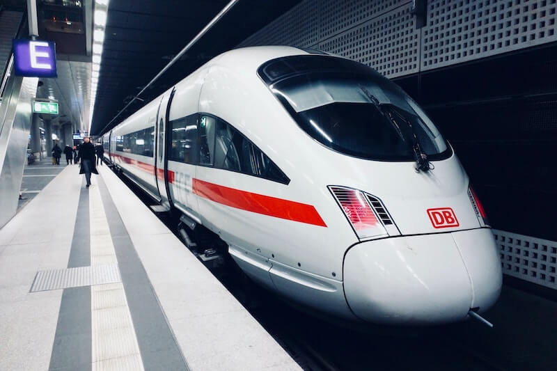 OLG Frankfurt a.M.: Bahn muss geschlechtsneutrale Anrede ermöglichen