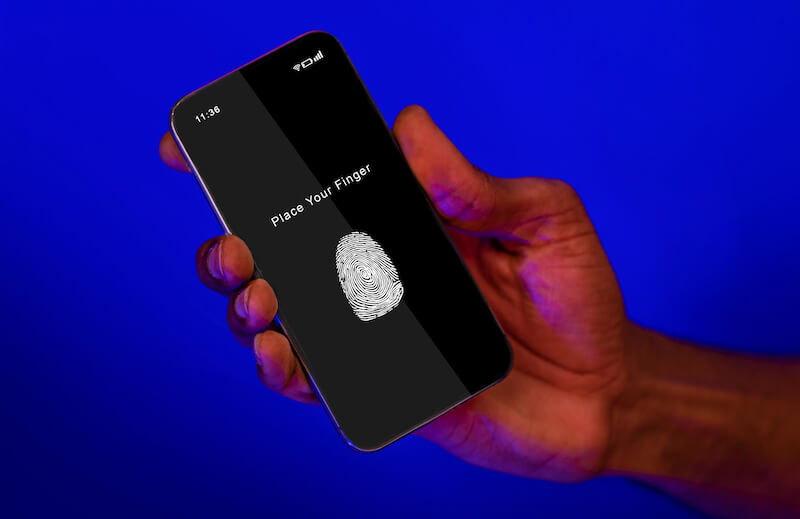 Zwangsweise Entsperrung eines Mobiltelefons per Fingerabdruck