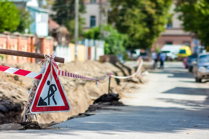 Reichen Absperrband und Verkehrsschild zur Absicherung einer Baustelle aus?
