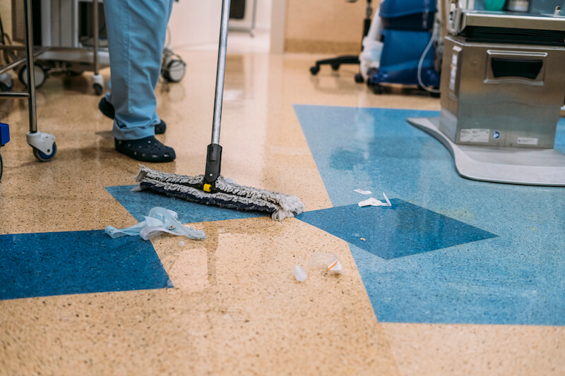 Verkehrssicherungspflichten bei feuchter Bodenreinigung: Wann muss gewarnt werden?