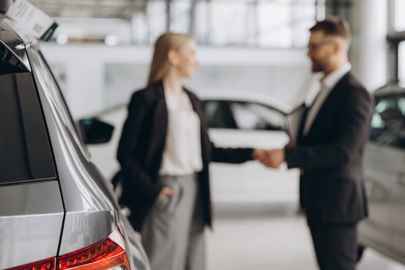 Wer zahlt beim Widerruf verbundener Verträge zurück? Händler oder Bank?