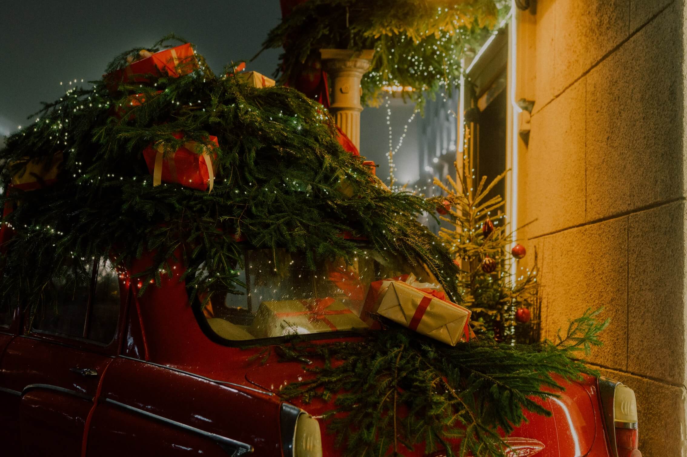 Driving Home for Christmas: Wie viel Weihnachtsschmuck am Auto erlaubt ist