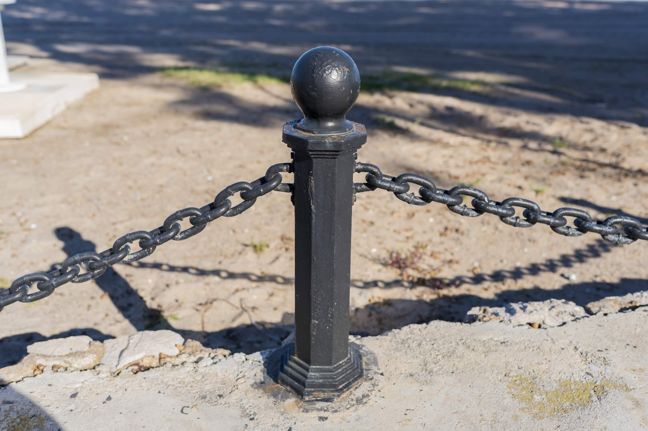 Ausgesperrt vom eigenen Nachbarn: Wenn ein Poller den Hausfrieden kippt