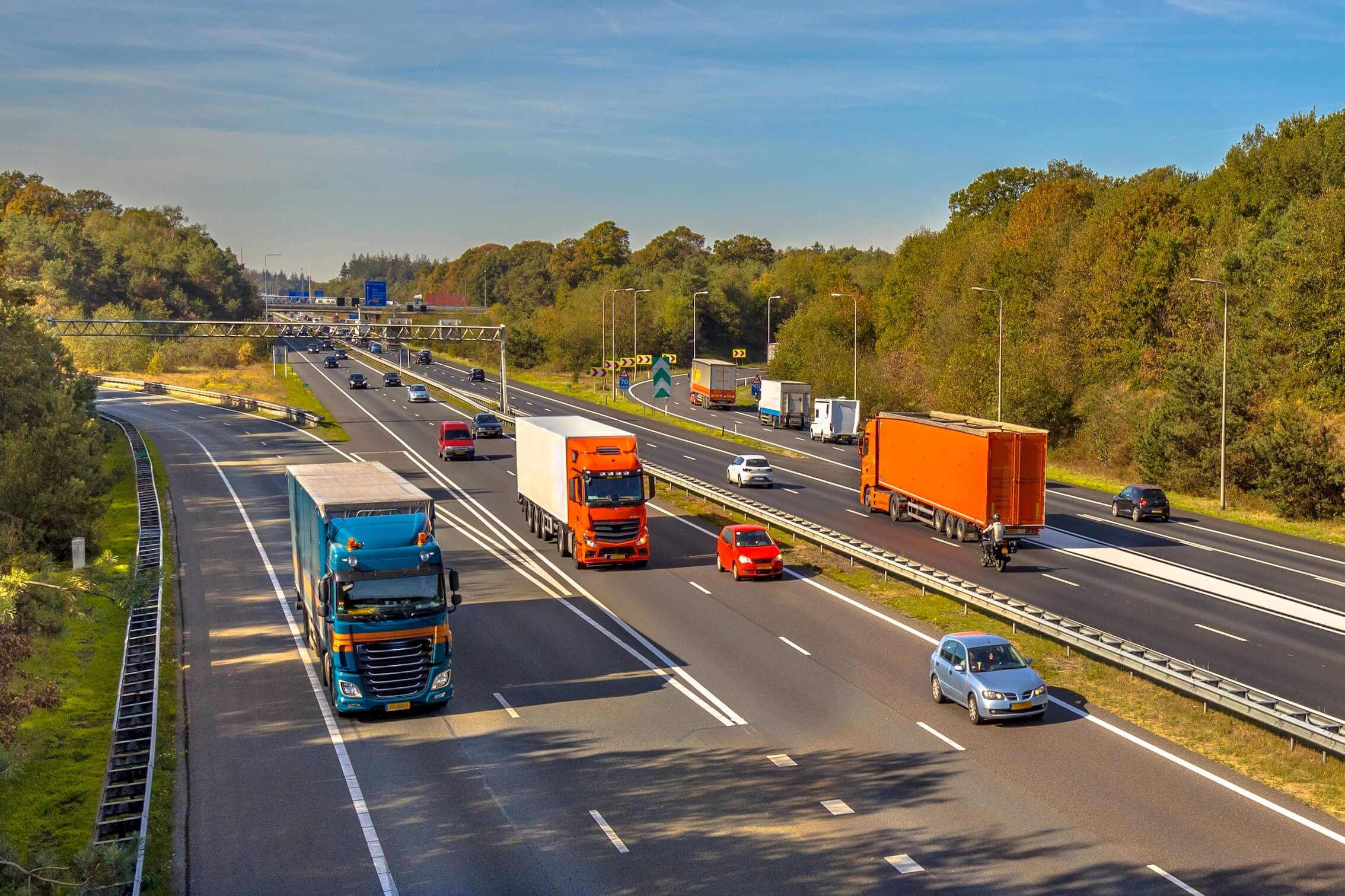Spurwechsel auf der Autobahn: Wer haftet bei einer Kollision?