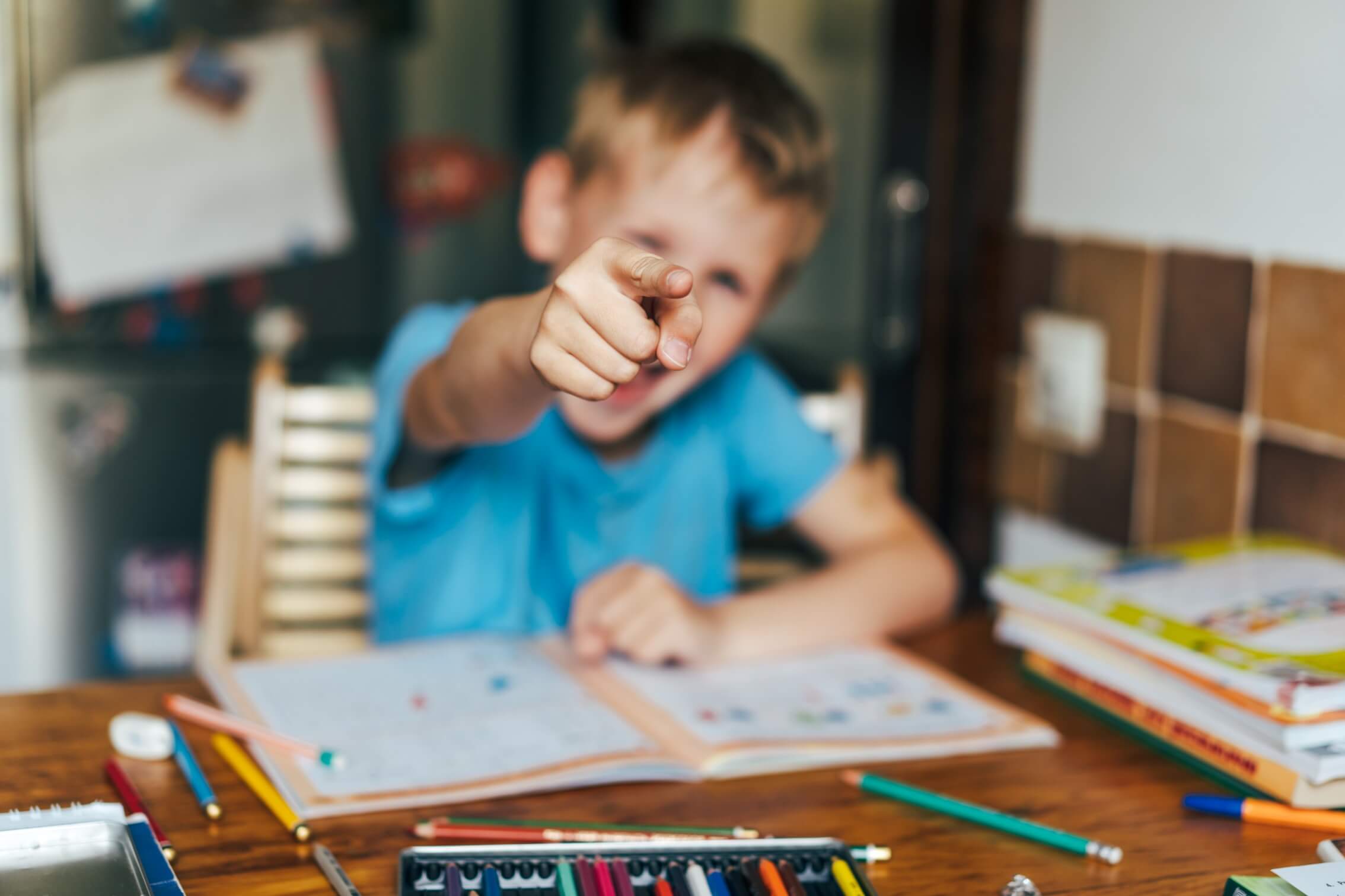 Darf eine Lehrerin einen gewalttätigen Neunjährigen festhalten?
